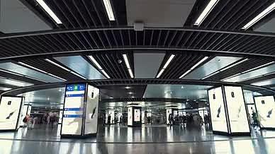 4k实拍晚高峰忙碌的行人游客在地铁商场视频的预览图